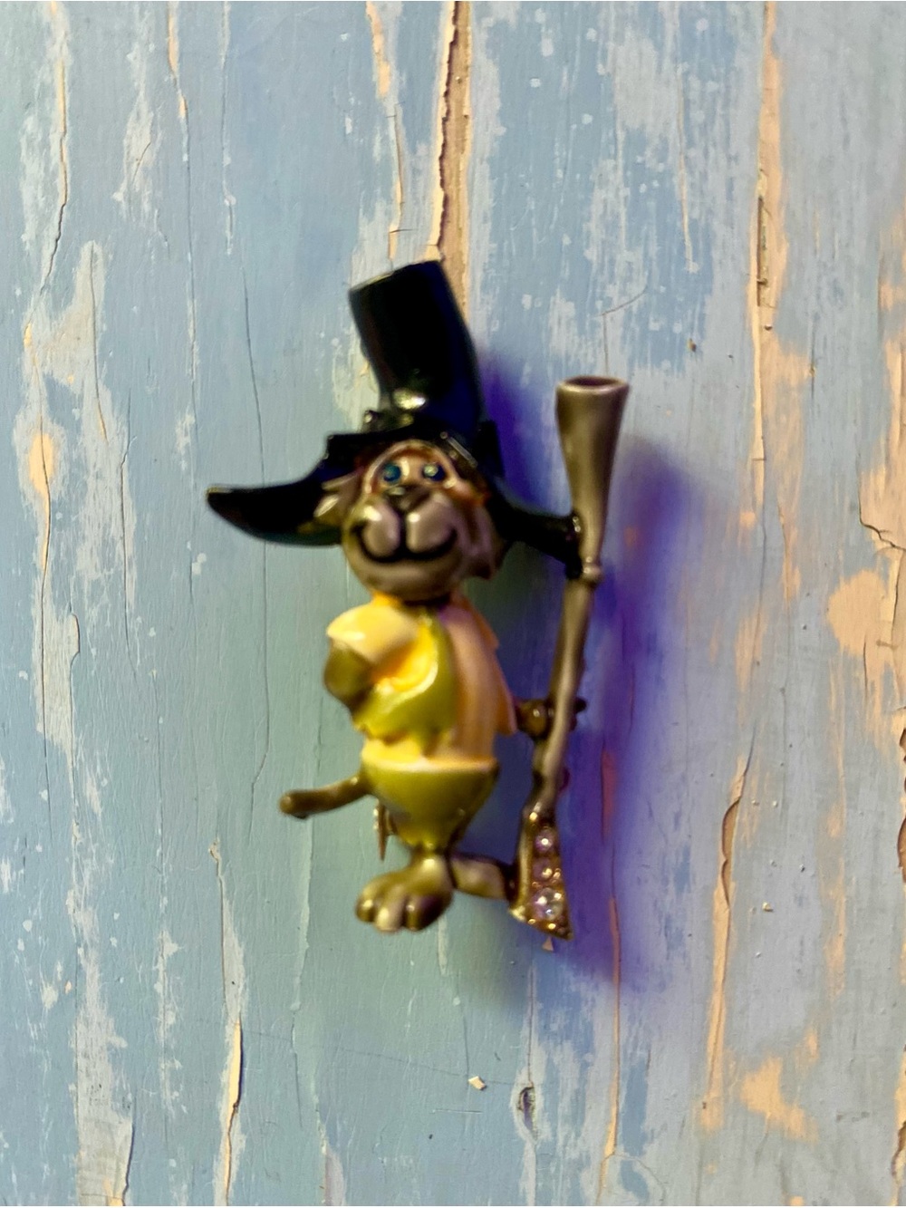 HAR Hillbilly enamel brooch
